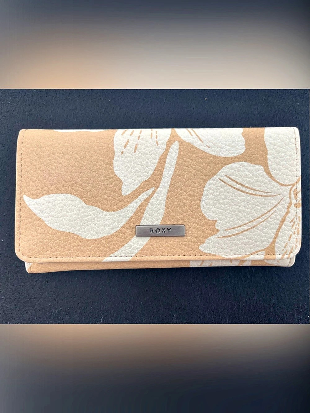 Roxy Floral Wallet in Tan & White Like New